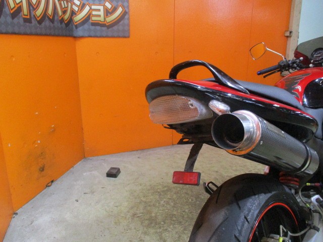 Ｒ周りは勿論すっきりフェンダーレス済み！さらにマフラーもＷＲＳのカーボンマフラーにカスタム済み！